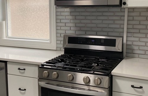 Albany Park Apartment | Elegant, Safe, Executive HOME on Tree-lined Street