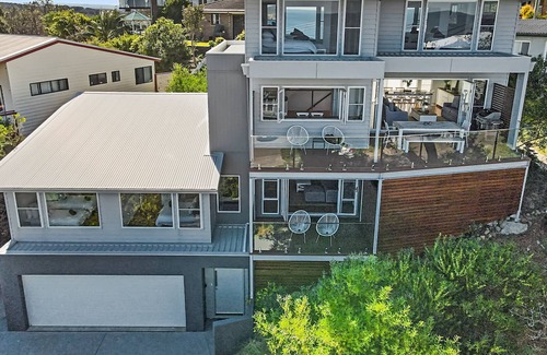 Forresters Beach House | Elegant Sea-facing Home with Fantastic Views