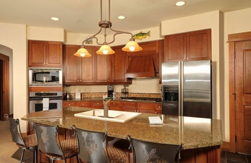 River Run Condo | Elegant Ski-in/Ski-out Condo + Outdoor Hot Tub