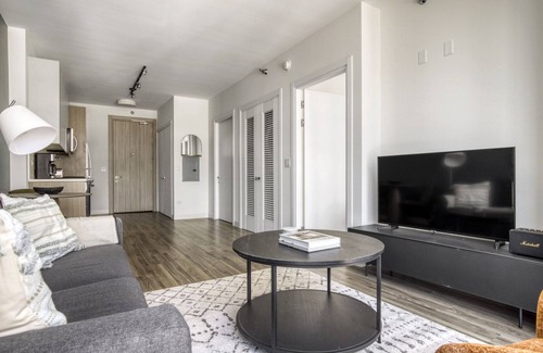 South Loop Apartment | Elegant South Loop 1BR w/Gym & Pool, nr Grant Park, by Blueground
