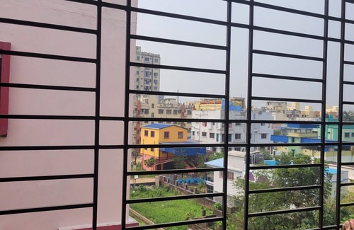 Thakurpukur Apartment | Elegant Spacious 2-bedroom AC Apartment balcony Kolkata Tollygunge~ pet friendly