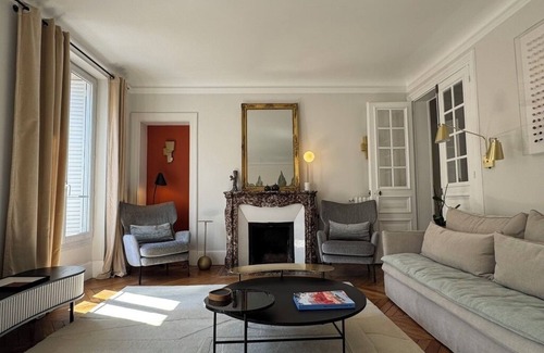 Gaillon Apartment | Elegant spacious 2 bedroom, apartment in the heart of Paris, near Opera & Louvre