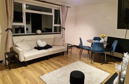 Trinity Apartment | Elegant & Spacious 2-Bedroom Apartment in Wimbledon
