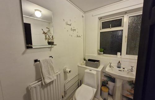 Trinity Apartment | Elegant & Spacious 2-Bedroom Apartment in Wimbledon