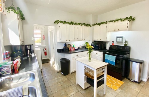 Wichita House | ELEGANT, SPACIOUS FAMILY HOME - 1/2 MILE FROM WESLEY HOSPITAL - 11 BEDS