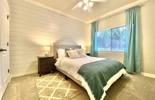 Stone Oak House | Elegant Spacious Home -Social Distance Sleeps 16+
