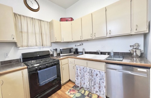 Willow Glen House | Elegant Spacious King Suite, Laundry, Full Kitchen