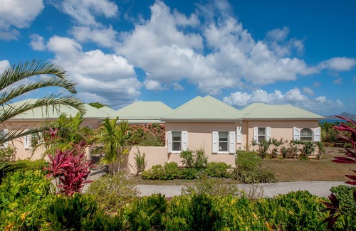 Barnes Ghaut Villa | Elegant & Spacious Modern Villa with Infinity Pool & Stunning Views. Sleeps 8-10