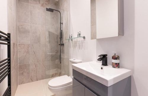 Twickenham Riverside Apartment | Elegant St Margarets 1BR near Transport London Pass the Keys