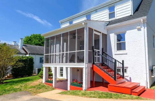 Locust Grove House | Elegant Studio | Kitchen | Washer/Dryer | Backyard