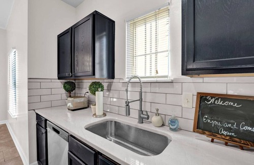 Uptown House | Elegant styled 3BR home 5-min from Beale Street