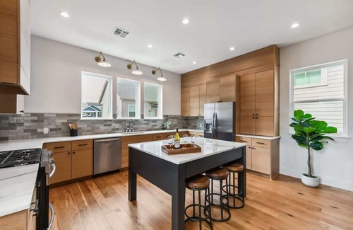 Whitney House | Elegant Stylish Home | Hot Tub & Pergola