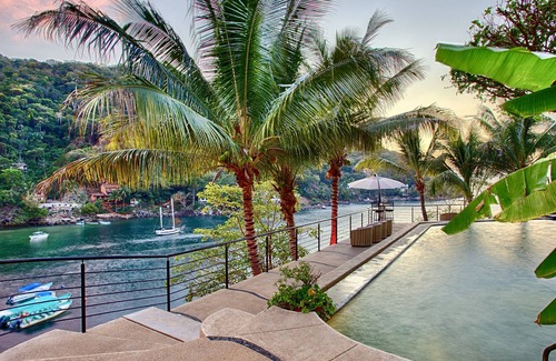 Boca de Tomatlan Villa | Elegant suite with beach view