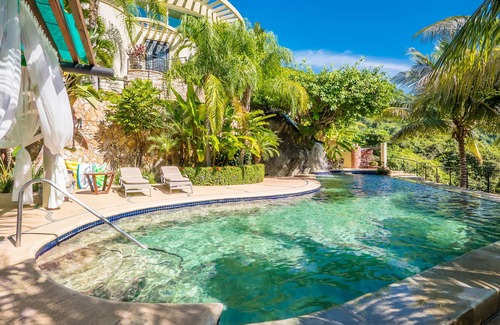 Boca de Tomatlan Villa | Elegant suite with beach view