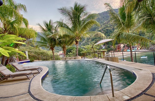Boca de Tomatlan Villa | Elegant suite with beach view