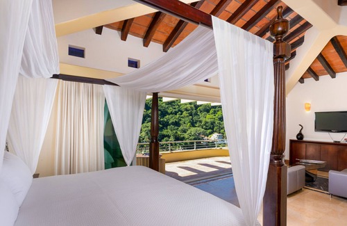 Boca de Tomatlan Villa | Elegant suite with beach view