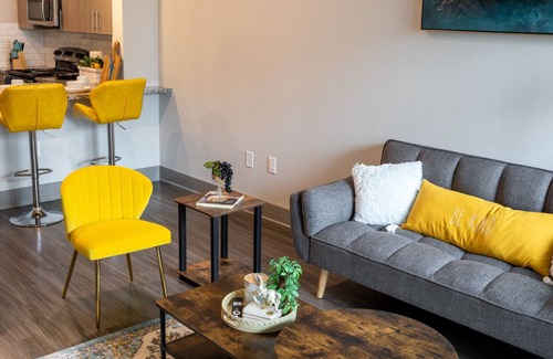 Lake Highlands Apartment | Elegant suite w/ FREE parking & gym near Arboretum