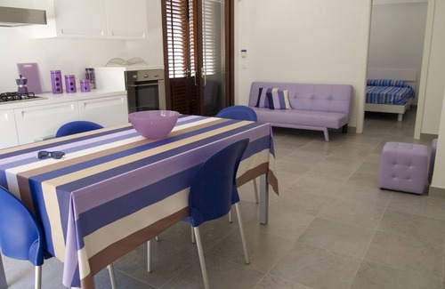 Marina di Ragusa House | Elegant summer house in the shade of a centuries-old carob