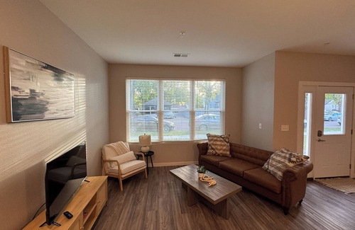 Roosevelt House | Elegant Townhouse near NDSU and Downtown Fargo #101