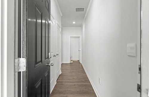 Buford House | Elegant Townhouse Retreat Near Mall Of Georgia