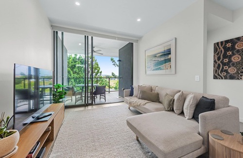 Eagle Farm Apartment | Elegant + Tranquil! 1Bed/1Bath/1Car ~ Hamilton