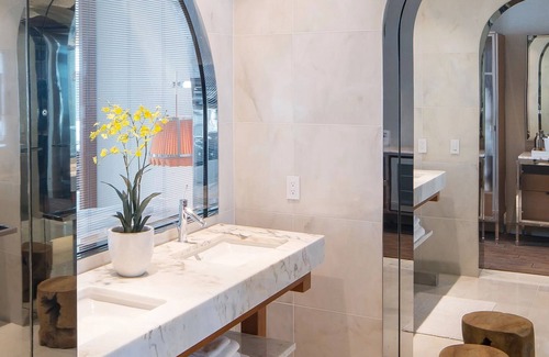 Downtown Seattle Hotel | Elegant Tranquil Room with Stunning City Views In The Heart of Downtown Seattle
