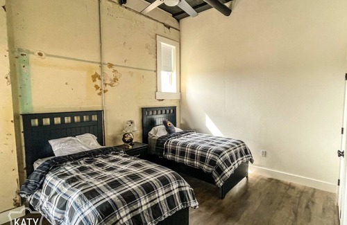 Denison Apartment | Elegant two bedroom/one bath loft, location on the second floor of Katy Depot.