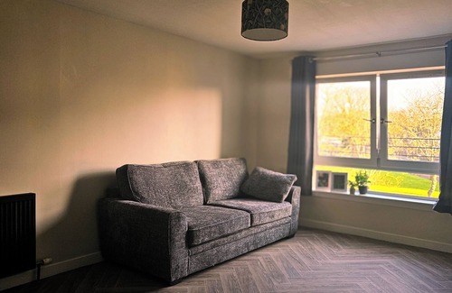 Paisley Apartment | Elegant & Unique 2-Bed – Perfect for RAH & Airport