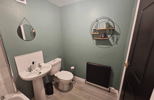 Paisley Apartment | Elegant & Unique 2-Bed – Perfect for RAH & Airport