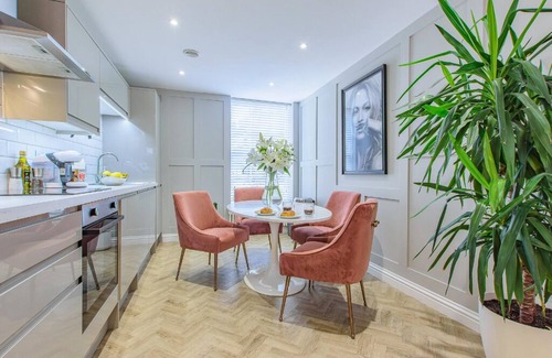 Dunstable Apartment | "Elegant Urban Escape: Central Location, Designer Touches – Your Perfect Stay"