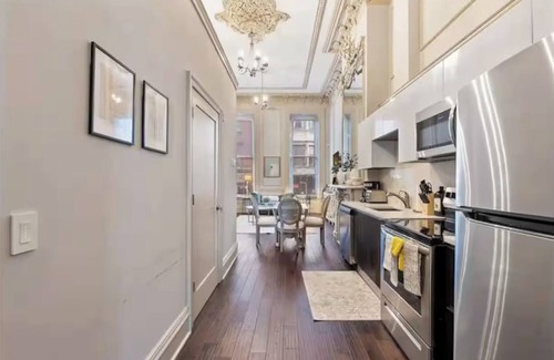 Center City West Apartment | Elegant Victorian Centre City 1 BR Apartment - Rittenhouse Square