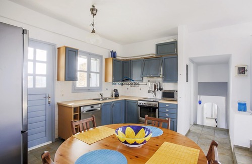 Kea Villa | Elegant Villa Petra, Thea and a guest house with a swimming pool and sea view