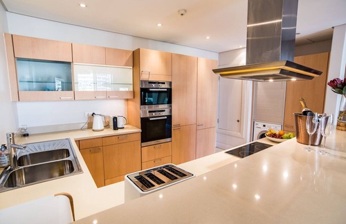Victoria and Alfred Waterfront Apartment | Elegant Waterfront Apartment with No Loadshedding