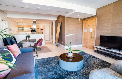 Victoria and Alfred Waterfront Apartment | Elegant Waterfront Apartment with No Loadshedding