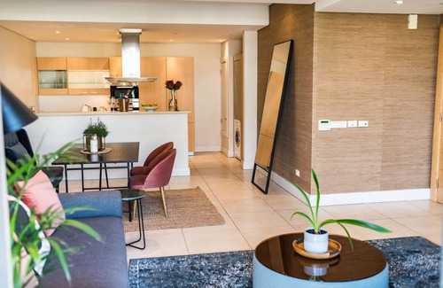 Victoria and Alfred Waterfront Apartment | Elegant Waterfront Apartment with No Loadshedding