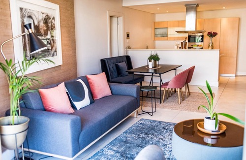 Victoria and Alfred Waterfront Apartment | Elegant Waterfront Apartment with No Loadshedding