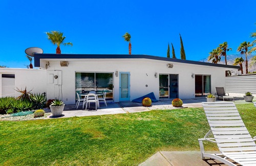 Palm Springs House | Elegant Wexler home with private outdoor pool & spa - 2 dogs welcome