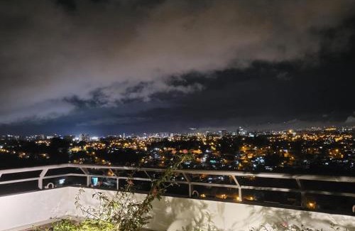 Zona 17 Apartment | Elegante apartamento cerca de Embajada de los EEUU y Cayala