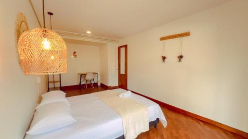 El Castillo Apartment | Elegante habitación baño compartido en Poblado-B11