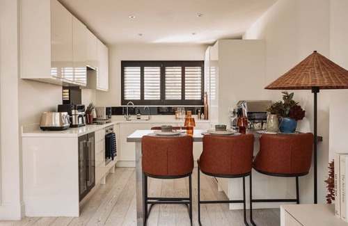 Fulham Apartment | Elegantly Stylish Fulham Apartment with Terrace