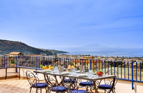 Piano di Sorrento Apartment | Elena apartment with panoramic views of the Gulf of Naples. AC and parking inc.