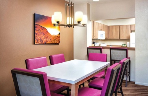 Enterprise Condo | Elevate Your Getaway in this Exclusive Condo with a Lazy River ~ Special Offer!