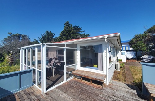Waikanae House | Elevated beach house with stunning views