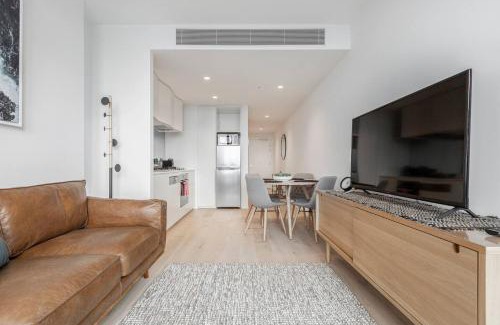 Southbank Apartment | Elevated City Lifestyle by Melbourne Square