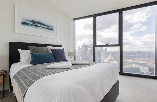 Southbank Apartment | Elevated City Lifestyle by Melbourne Square