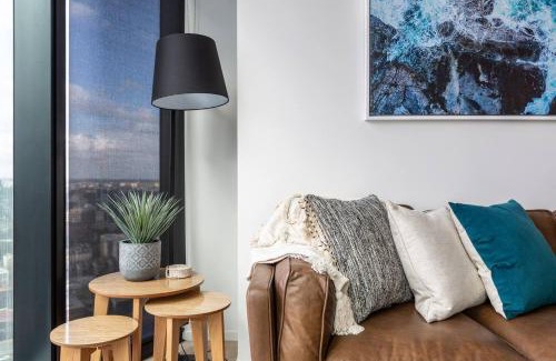 Southbank Apartment | Elevated City Lifestyle by Melbourne Square