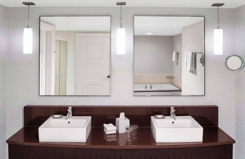 North Rosslyn Hotel | Elevated Stay | Riverfront Dining. Fitness Gym.