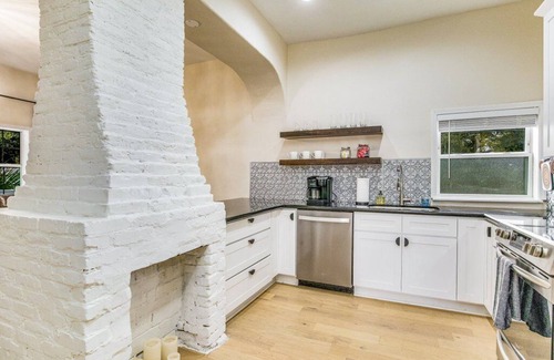 South Pensacola House | Eleven Eleven + 15 Min to Beach! + Pet Friendly