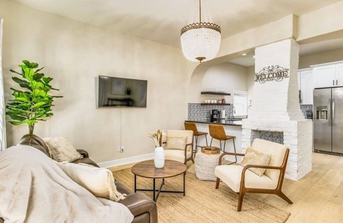 South Pensacola House | Eleven Eleven + 15 Min to Beach! + Pet Friendly