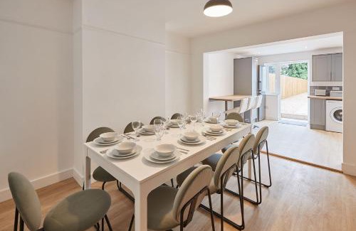 Cambridge House | Elfleda Stay - Modern 5 bedroom house with parking